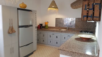 Refrigerador, microondas, placa de cocina, cafetera/tetera