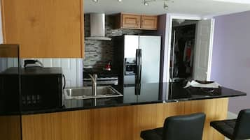 Deluxe Studio Suite, Hot Tub, Bay View | Private kitchen | Microwave, oven, stovetop, dishwasher