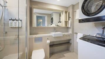 Standard Apartment, 1 Bedroom | Bathroom | Towels, shampoo