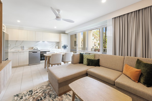 Apartamento estándar, 1 habitación | Zona de estar | Una televisión de pantalla plana