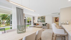 2 Bedrooms Apartment | Area keluarga | TV layar datar