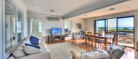 Comfort House | Living room | Flat-screen TV