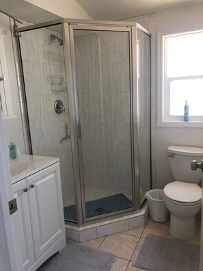 Combined shower/tub, hair dryer, towels
