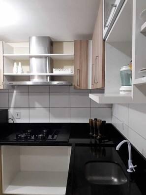 Departamento Premier | Cocina privada | Refrigerador, horno y utensilios de cocina 