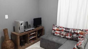 Apartamento premier | Sala de estar | TV de tela plana, DVD player