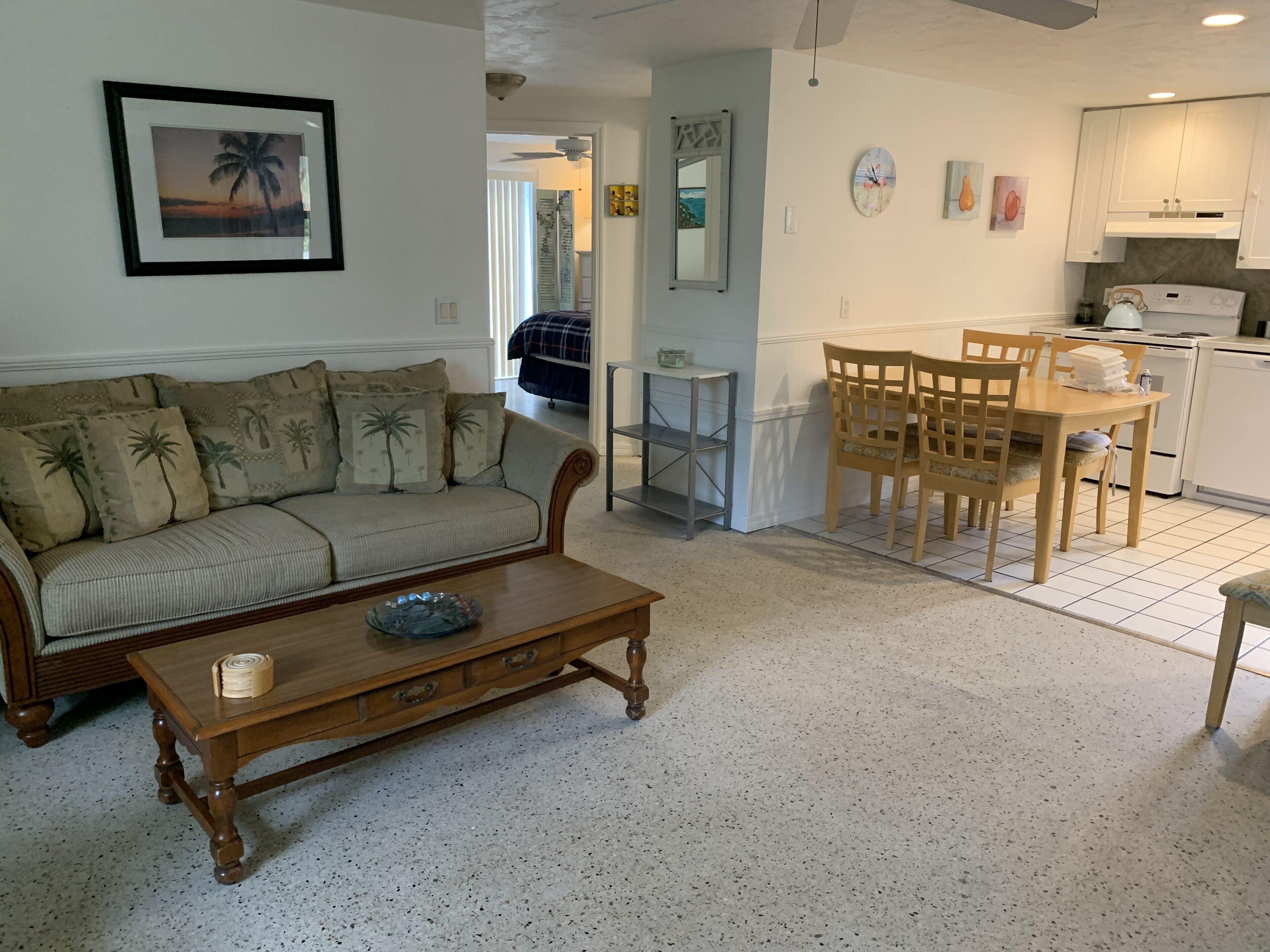 Longboat Bungalow Retreat - Historic Village - Walk to Beach