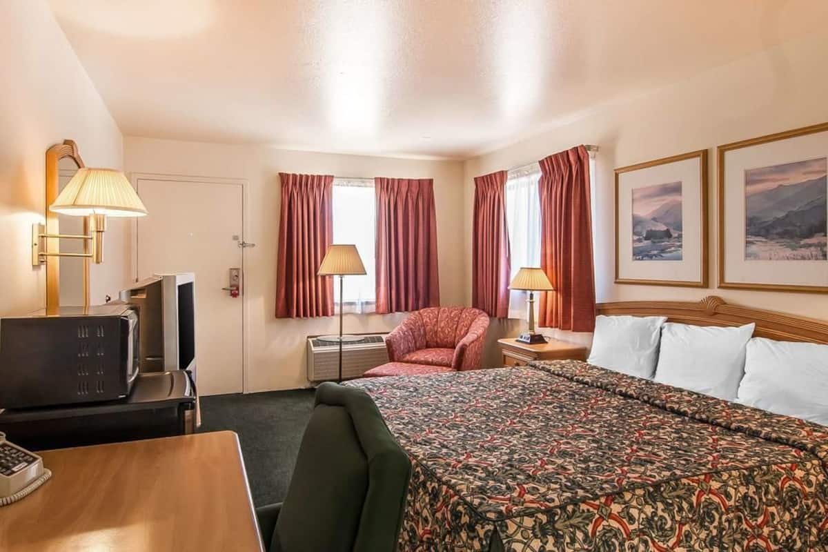 Kamer, 1 kingsize bed | Een bureau, een strijkplank/strijkijzer, gratis wifi, beddengoed