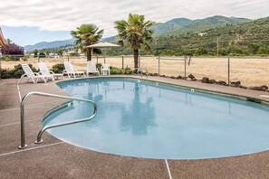 Seasonal outdoor pool - Ashland Valley Inn (Ashland)