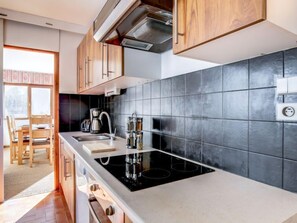 Jääkaappi, mikroaaltouuni, uuni, astianpesukone