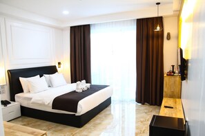 Minibar, in-room safe, desk, laptop workspace - Hotel Seoul (Mabalacat City)