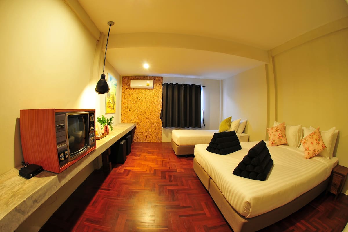 Family Room, Non Smoking | Desk, free WiFi