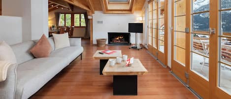 Televisión, chimenea