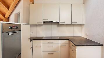 KylskÄp, ugn, diskmaskin och grytor/köksredskap