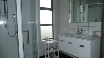 Executive House, 4 Bedrooms, 2 Bathrooms | Bathroom shower