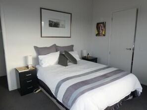 Executive House, 4 Bedrooms, 2 Bathrooms | 4 bedrooms, blackout drapes, soundproofing, iron/ironing board - Matuki Gold (Twizel)