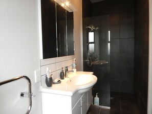 Bathroom sink - Matuki Gold (Twizel)