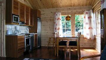 Kylskåp, mikrovågsugn, diskmaskin och grytor/köksredskap