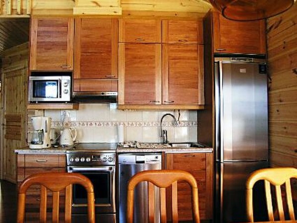 Refrigerador, microondas, lavavajillas y utensilios de cocina 