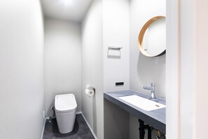Separate tub and shower, free toiletries, hair dryer, electronic bidet - Sitsurae Osaka Shinsaibashi (Osaka)