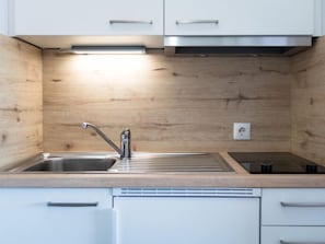 Kühlschrank, Mikrowelle, Kochgeschirr/Geschirr/Besteck