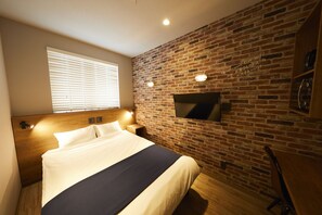 Habitación básica doble, 1 cama matrimonial, para no fumadores, baño privado | Escritorio, espacio para trabajar con laptop y insonorización