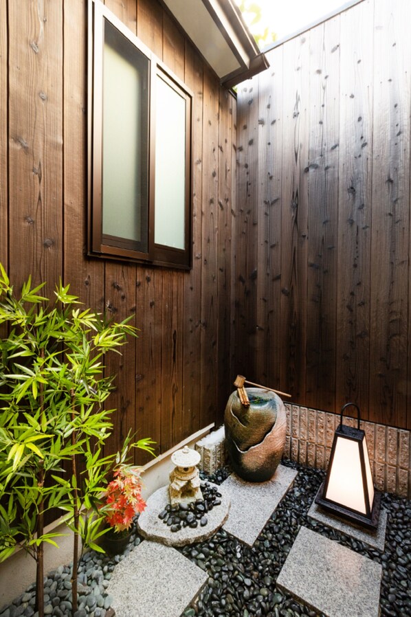 إطلالة على الفناء