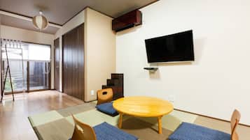 Studio, Garden View | Living area | Flat-screen TV, DVD player