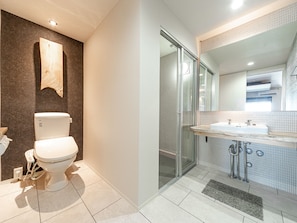 Bathtub, towels