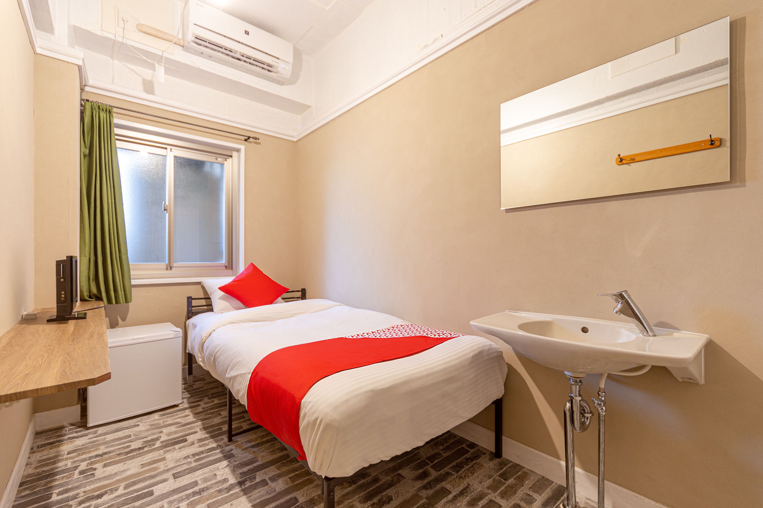 Western Room with Shared Washroom, Single, Non Smoking | Free WiFi, bed sheets