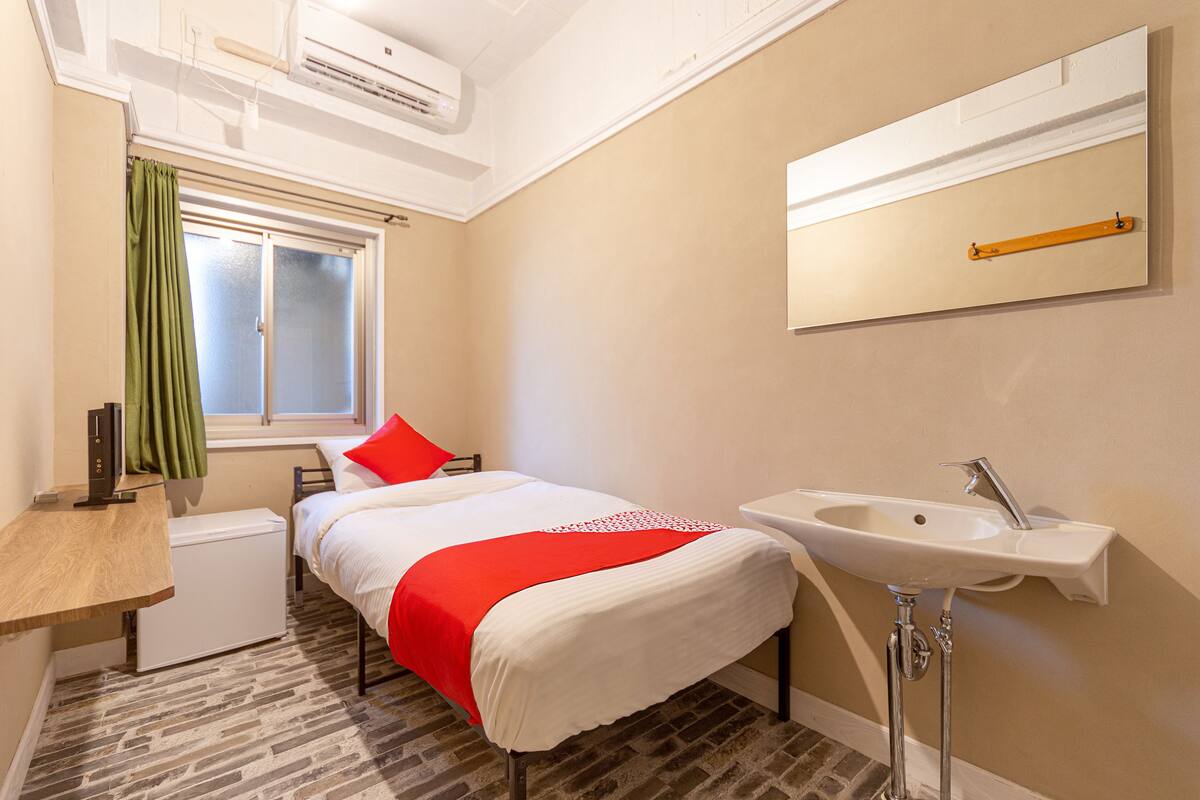 Free WiFi, bed sheets
