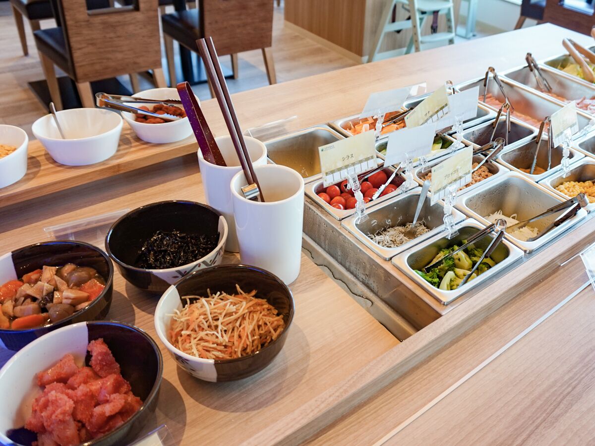 Ein reichhaltiges Buffet mit Speisen und Besteck.
