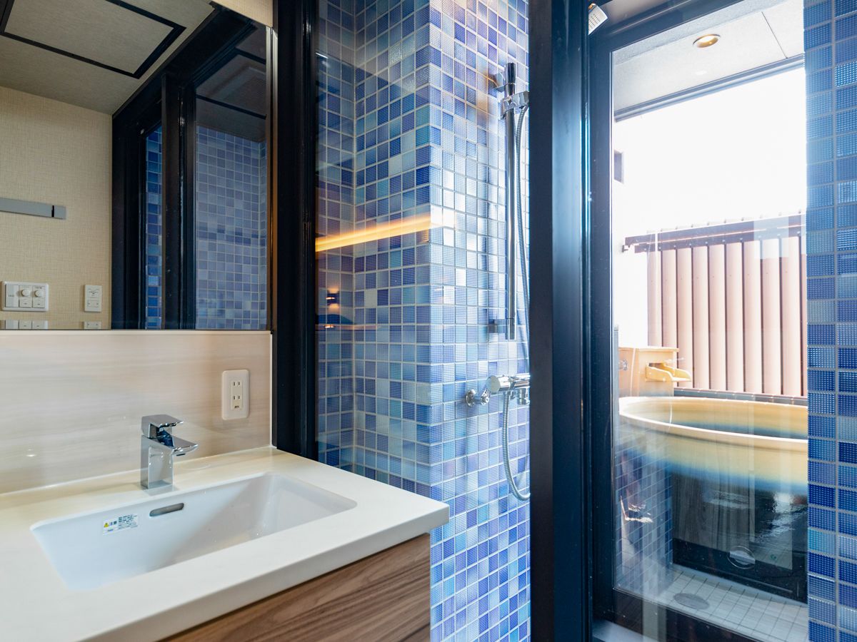 separate bathtub and shower, free toiletries, hair dryer, slippers