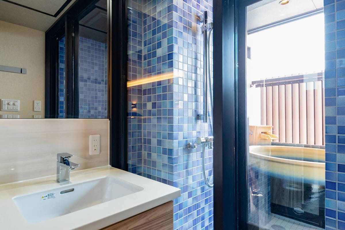 separate bathtub and shower, free toiletries, hair dryer, slippers