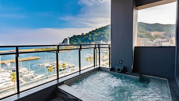 A balcony with a view of a marina and a pool. - LiVEMAX RESORT ATAMI SEA FRONT (Atami)