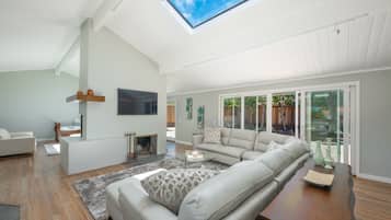 Una Smart TV, una chimenea, una biblioteca de música