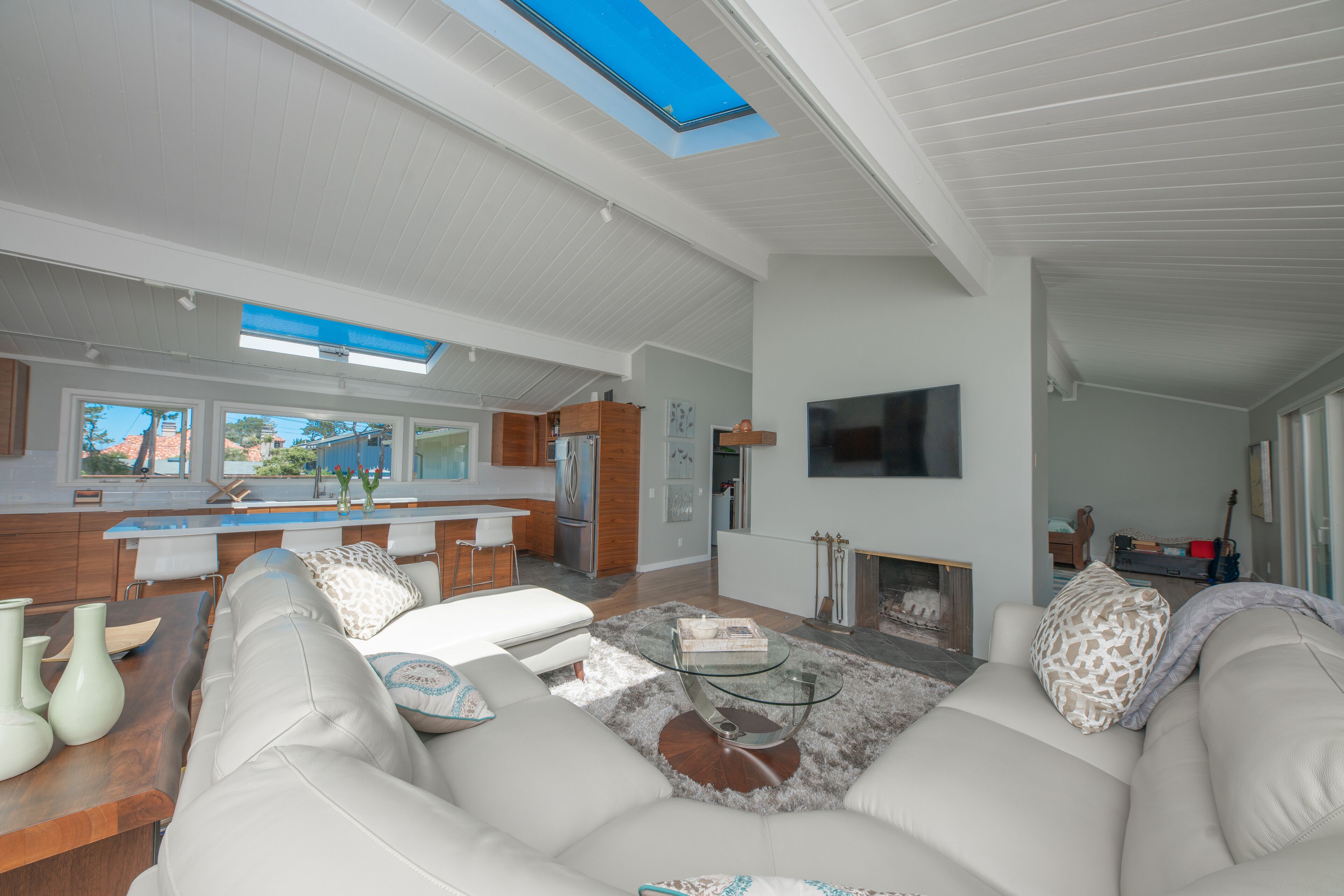 Smart TV, chimenea y biblioteca musical 