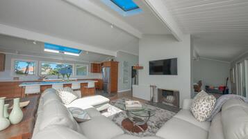 Smart TV, chimenea y biblioteca musical