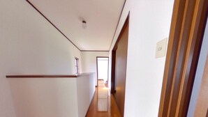A narrow hallway with wooden flooring and white walls. - Wakayama House No.7 (Wakayama)
