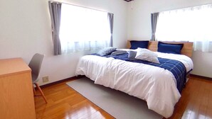 A bedroom with a bed, a desk, and a chair. - Wakayama House No.7 (Wakayama)