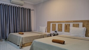 In-room safe, desk, laptop workspace, WiFi (free) - Sak Boutique (Siem Reap)