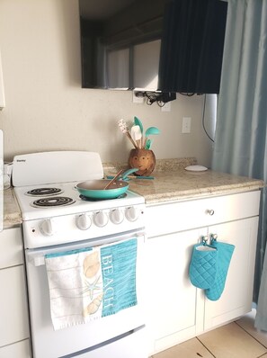 Fridge, microwave, oven, stovetop - Across from Beach, no steps (Myrtle Beach)