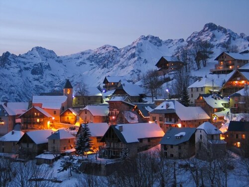 MUST: Chalet1610 sq.ft, 180°panorama, sauna&hammam, family&friends, ski AlpeHuez