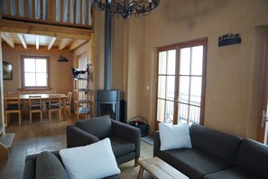 Televisión, chimenea, reproductor de DVD y futbolito 