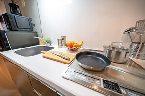 Estúdio (Studio STD) | Cozinha privada | Geladeira, micro-ondas, chaleira elétrica