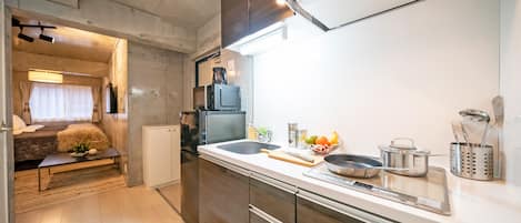 开间 (Large Studio) | 私人厨房 | 冰箱、微波炉、电热水壶、厨具/餐具
