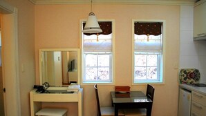 Kamar (10 PY -2) | Makan di kamar