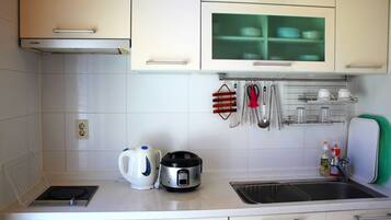 Habitación (12 PY) | Cocina básica privada | Frigorífico, microondas en la zona común y placa de cocina