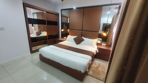 A modern bedroom with a large bed, a wardrobe, and a mirror. - Indico Apart Hotel (Nacala)