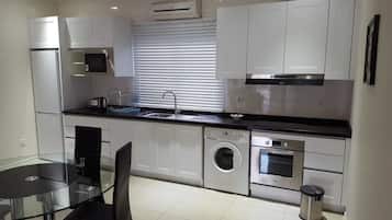 Deluxe-Apartment | Eigene Küche | Großer Kühlschrank, Mikrowelle, Ofen, Herdplatte