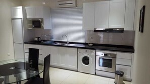 Deluxe Apartment | Private kitchen | Full-size fridge, microwave, oven, stovetop - Indico Apart Hotel (Nacala)